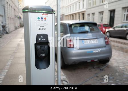 Ladestation für Elektroautos – Ein Fiat 500-Auto, das seine Batterie an einer e.ON-Ladestation in Kopenhagen, Dänemark, Skandinavien, Europa auflädt. Stockfoto