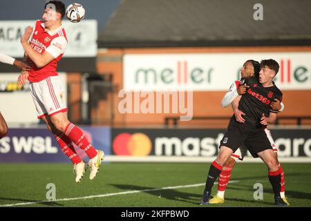 Borehamwood, Großbritannien. 19.. November 2022. Arsenal U23 verteidigt am 19. November 2022 im Meadow Park, Borehamwood, England, eine Ecke beim Premier League Cup-Spiel zwischen Arsenal U23 und Stoke City U23. Foto von Joshua Smith. Nur zur redaktionellen Verwendung, Lizenz für kommerzielle Nutzung erforderlich. Keine Verwendung bei Wetten, Spielen oder Veröffentlichungen einzelner Clubs/Vereine/Spieler. Kredit: UK Sports Pics Ltd/Alamy Live Nachrichten Stockfoto