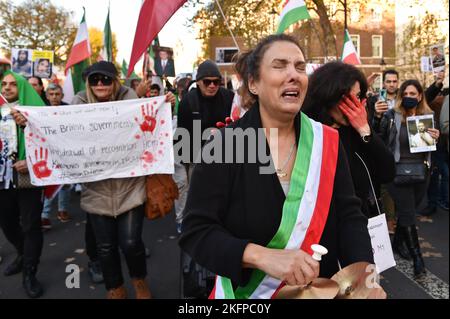 London, England, Großbritannien. 19.. November 2022. Frau weint während der Demonstration. Demonstranten nehmen an einer Demonstration Teil, die vom Trafalgar Square zum Parliament Square marschiert, in Solidarität mit dem wachsenden Freiheitsaufstand im Iran wegen des Todes von Mahsa Amini nach ihrer Verhaftung durch die iranische Moralpolizei. Mahsa Amini wurde am 16. September in Haft getötet, nachdem sie verhaftet wurde, weil sie angeblich gegen die iranischen Gesetze verstoßen hatte, die Frauen beim Tragen von Hijab, Kopftüchern und bescheidener Kleidung zum Opfer fielen. (Bild: © Thomas Krych/ZUMA Press Wire) Stockfoto