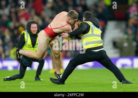 Manchester, Großbritannien. 18.. November 2022. Ein Streaker während des Rugby League-Weltcup-Finales 2021 2021 zwischen Australien und Samoa am 19. November 2022 in Old Trafford, Manchester, England. Foto von David Horn. Quelle: Prime Media Images/Alamy Live News Stockfoto