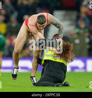 Manchester, Großbritannien. 18.. November 2022. Ein Streaker während des Rugby League-Weltcup-Finales 2021 2021 zwischen Australien und Samoa am 19. November 2022 in Old Trafford, Manchester, England. Foto von David Horn. Quelle: Prime Media Images/Alamy Live News Stockfoto