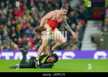 Manchester, Großbritannien. 18.. November 2022. Ein Streaker während des Rugby League-Weltcup-Finales 2021 2021 zwischen Australien und Samoa am 19. November 2022 in Old Trafford, Manchester, England. Foto von David Horn. Quelle: Prime Media Images/Alamy Live News Stockfoto