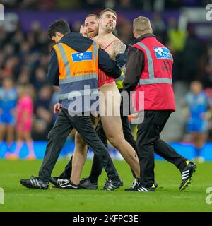 Manchester, Großbritannien. 18.. November 2022. Ein Streaker während des Rugby League-Weltcup-Finales 2021 2021 zwischen Australien und Samoa am 19. November 2022 in Old Trafford, Manchester, England. Foto von David Horn. Quelle: Prime Media Images/Alamy Live News Stockfoto