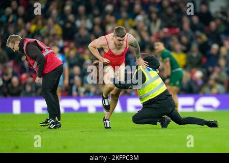 Manchester, Großbritannien. 18.. November 2022. Ein Streaker während des Rugby League-Weltcup-Finales 2021 2021 zwischen Australien und Samoa am 19. November 2022 in Old Trafford, Manchester, England. Foto von David Horn. Quelle: Prime Media Images/Alamy Live News Stockfoto