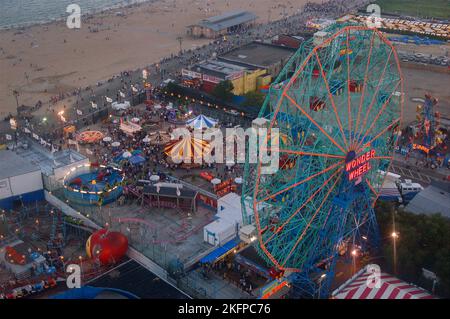 Eine Luftaufnahme von Coney Island in New York City bietet einen blick auf das Wonder Wheel Ferris Wheel, die Fahrgeschäfte des Vergnügungsparks, die Promenade und den Strand Stockfoto