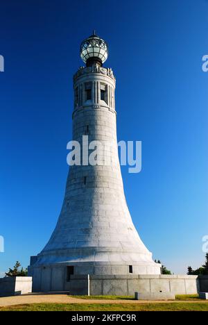 Der war Memorial Tower steht auf dem Gipfel des Mt. Greylock, dem höchsten Gipfel im Bundesstaat Massachusetts Stockfoto