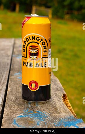 Sankt-Petersburg, Russland - Juli 10 2019: Dose Boddingtons Draft Bitter auf der Hinterhofbank. Boddingtons wird in der Strangeways Brauerei in Manc gebraut Stockfoto