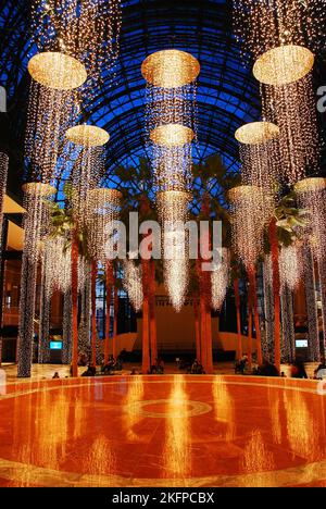 Weihnachtsbeleuchtung und Weihnachtsdekorationen erhellen den Wintergarten und das Atrium des World Financial Center in New York City Stockfoto