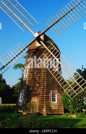 Eine historische Windmühle befindet sich in einem Bauernmuseum, das den Lebensstil der Hamptons auf dem Land bewahrt Stockfoto