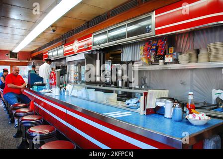 Ein Mann sitzt am Ende der Theke und wartet auf seine Bestellung im Mickeys Dining Car, einem klassischen vorgefertigten O'Mahoney Diner in St. Paul Minnesota Stockfoto