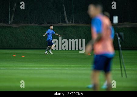 DOHA, KATAR - 19. NOVEMBER: Lionel Messi aus Argentinien trainiert allein aus der Hauptmannschaft während der Argentinien-Trainingseinheit an der Universität von Katar am 19. November 2022 in Doha, Katar. (Foto von Pablo Morano/BSR Agency) Stockfoto