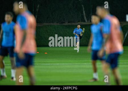 DOHA, KATAR - 19. NOVEMBER: Lionel Messi aus Argentinien trainiert allein aus der Hauptmannschaft während der Argentinien-Trainingseinheit an der Universität von Katar am 19. November 2022 in Doha, Katar. (Foto von Pablo Morano/BSR Agency) Stockfoto