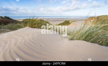 Wunderschöne Muster auf den Sanddünen zwischen dem Marrammgras über dem Strand von Formby. Stockfoto