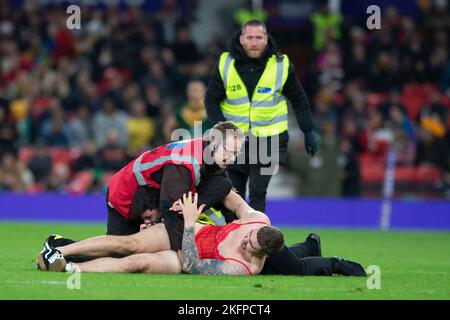 Streaker hält das Spiel während des Rugby League-Weltcup-Finales 2021 zwischen Australien und Samoa in Old Trafford, Manchester, am Samstag, 19.. November 2022, an. (Foto: Trevor Wilkinson | MI News) Credit: MI News & Sport /Alamy Live News Stockfoto