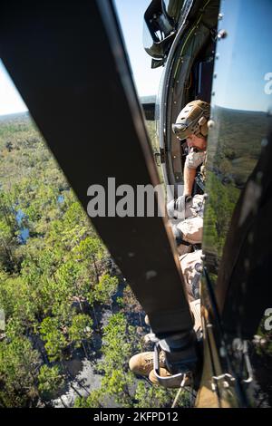 Air and Marine Operations Luftbesatzungen reagieren auf die betroffenen Gebiete entlang der Küste Floridas, nachdem der Sturmkanfall durch den US-Bundesstaat Ian erfolgt ist. Die Besatzungen sind mit einem Hebezeug ausgestattet, um allen zu helfen, die eine Notabsaugung benötigen. Foto von Ozzy Trevino Stockfoto