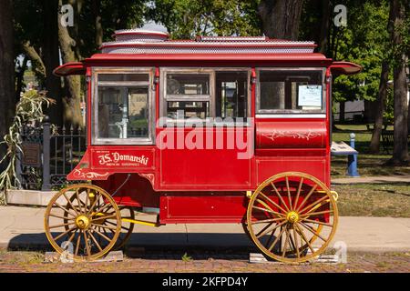 Ottawa, Illinois - Vereinigte Staaten - 26.. September 2022: Altmodischer Popcorn-Verkäufer in der Innenstadt von Ottawa, Illinois. Stockfoto
