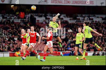 Millie Turner von Manchester United erzielt beim Barclay Women's Super League-Spiel im Emirates Stadium, London, das zweite Tor des Spiels. Bilddatum: Samstag, 19. November 2022. Stockfoto