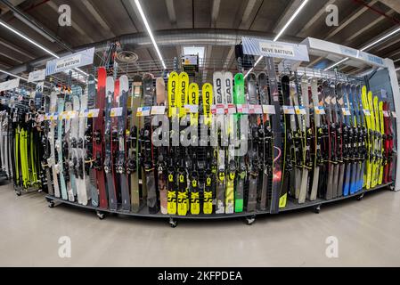 Cuneo, Italien - 18. November 2022: Bergski und Ausrüstung Wintersport Waren sind im Decathlon italienischen Geschäft zu verkaufen. Fisheye Vision, Decathlon ist Stockfoto