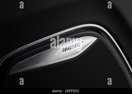 Sankt-Petersburg, Russland - 07. Mai 2019: Musiklautsprecher des Bose Premium Audio Systems in einer Autotür. Nahaufnahme Stockfoto