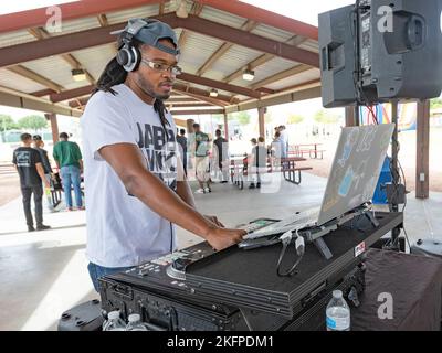 DJ KB, auch bekannt als Kenneth Broomfield, ein Mitarbeiter von Bliss FMWR, hielt die Musik während der B.O.S.S. 2022 unter dem Picknickbereich im Biggs Park Bash at Fort Bliss, Texas, 30. September 2022. Better Opportunities for Single Soldiers ist ein militärweites Programm, das von Soldaten auf einzelnen Posten durchgeführt wird, von FMWR verwaltet wird und vom Büro des Oberfeldwebel der Armee unterstützt wird. Stockfoto