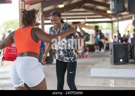 Spc. Ameliana Bryan, eine Soldatin des Militärflugkommandos der Armee von 32., löst sich beim B.O.S.S. 2022 mit Freunden auf Bash at Fort Bliss, Texas, 30. September 2022. DJ KB, auch bekannt als Kenneth Broomfield, ein Mitarbeiter von Bliss FMWR, hielt die Musik während des jährlichen Blowout unter dem Picknickbereich im Biggs Park auf East Bliss. Better Opportunities for Single Soldiers ist ein militärweites Programm, das von Soldaten auf einzelnen Posten durchgeführt wird, von FMWR verwaltet wird und vom Büro des Oberfeldwebel der Armee unterstützt wird. Es konzentriert sich auf die Lebensqualität einzelner Truppen, die in der Regel jünger sind, und verbindet Stockfoto