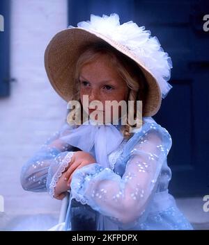 Hübsches junges Mädchen im historischen Kostüm beim Dickens Festival, Rochester, Kent. UK Stockfoto