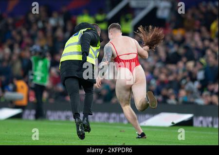 Streaker hält das Spiel während des Rugby League-Weltcup-Finales 2021 zwischen Australien und Samoa in Old Trafford, Manchester, am Samstag, 19.. November 2022, an. (Foto: Trevor Wilkinson | MI News) Credit: MI News & Sport /Alamy Live News Stockfoto