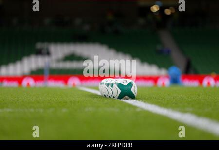 19.. November 2022; Aviva Stadium, Dublin, Irland: Autumn Series International Rugby Irland gegen Australien; die Übungsbälle bereit für die Spieler Stockfoto