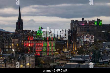 Das Stadtzentrum ist in der Abenddämmerung beleuchtet, mit der Burg von Edinburgh und dem Hauptsitz der HBOS Bank auf dem Mound, Schottland, Großbritannien Stockfoto