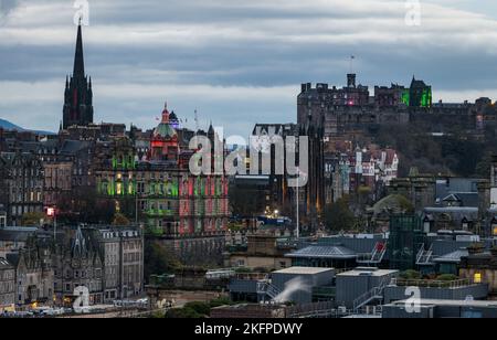 Das Stadtzentrum ist in der Abenddämmerung beleuchtet, mit der Burg von Edinburgh und dem Hauptsitz der HBOS Bank auf dem Mound, Schottland, Großbritannien Stockfoto