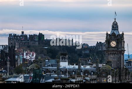 Skyline im Stadtzentrum bei Dämmerung mit Edinburgh Castle und Balmoral Hotel Uhrenturm, Schottland, Großbritannien Stockfoto
