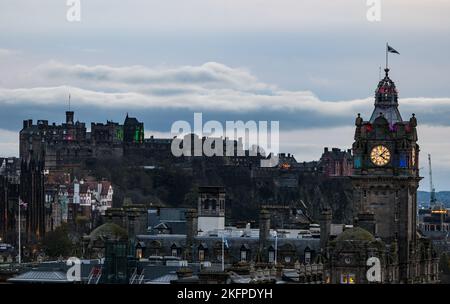 Skyline im Stadtzentrum bei Dämmerung mit Edinburgh Castle und Balmoral Hotel Uhrenturm, Schottland, Großbritannien Stockfoto