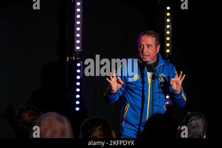 Comedian Mark Thomas mit Stand Up Comedy im Stand Comedy Club, Edinburgh Festival Fringe, Schottland, Großbritannien Stockfoto