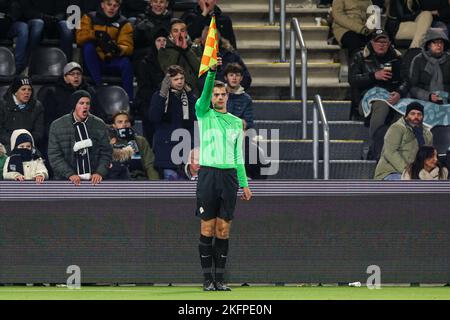 ALMELO, NIEDERLANDE - 19. NOVEMBER: Assistenzschiedsrichter Kevin weever während des niederländischen Keukenkampioendivisie-Spiels zwischen Heracles Almelo und TOP Oss bei Erve Asito am 19. November 2022 in Almelo, Niederlande (Foto: Marcel ter Bals/Orange Picles) Stockfoto