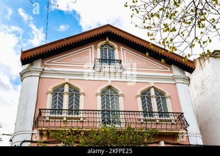 Santarem, Portugal - 27. Oktober 2020: Architekturdetail eines typischen Hauses im Stadtzentrum an einem Herbsttag Stockfoto