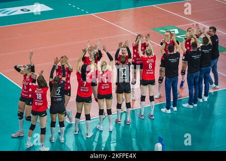 Wiesbaden, Deutschland. 19.. November 2022. Wiesbaden, Deutschland, November 19. 2022: Dresdner SC vor dem Hauptlauf des Jahres 1. Volleyball-Bundesliga-Frauenspiel zwischen VC Wiesbaden und dem Dresdner SC in der Sporthalle am Platz der Deutschen Einheit in Wiesbaden. (Norina Toenges/Sports Press Photo/SPP) Quelle: SPP Sport Press Photo. /Alamy Live News Stockfoto