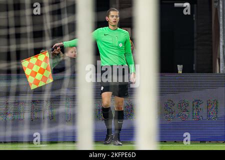 ALMELO, NIEDERLANDE - 19. NOVEMBER: Assistenzschiedsrichter Kevin weever während des niederländischen Keukenkampioendivisie-Spiels zwischen Heracles Almelo und TOP Oss bei Erve Asito am 19. November 2022 in Almelo, Niederlande (Foto: Marcel ter Bals/Orange Picles) Stockfoto