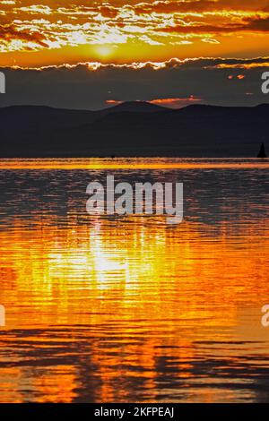 Sonnenaufgang am Mono Lake California; USA am Rande der Sierra Nevada Stockfoto