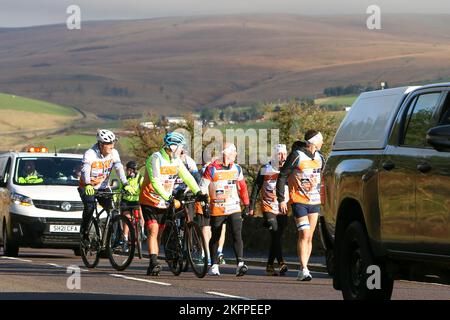 Kevin Sinfield und sein Team sammelten an Tag 7 seiner Ultra7-in-7-Challenge von Edinburgh nach Manchester im November 2022 Geld für MND-Wohltätigkeitsorganisationen Stockfoto