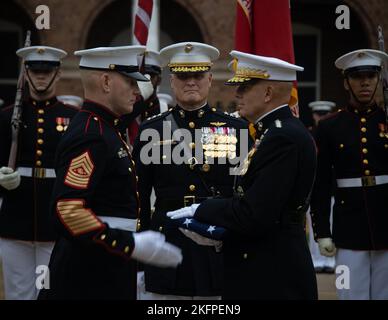 General David H. Berger, 36. Kommandant des Marine Corps, und Sgt Maj. Troy E. Black, 19. Hauptfeldwebel des Marine Corps, gratulieren LT.Gen. Steven R. Rudder für seine Dienstjahre während einer Ruhestandszeremonie in den Marine Barracks Washington D.C., 30. September 2022. LT. General Rudder kommandierte von Juli 2020 bis September 2022 US-Marine Corps, Pacific und Fleet Marine Forces. Stockfoto