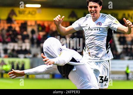 Harvey Rodgers (16 Accrington Stanley) feiert sein Tor während des Sky Bet League 1-Spiels zwischen Cambridge United und Accrington Stanley am Samstag, 19.. November 2022, im R Costings Abbey Stadium, Cambridge. (Kredit: Kevin Hodgson | MI News) Kredit: MI Nachrichten & Sport /Alamy Live News Stockfoto