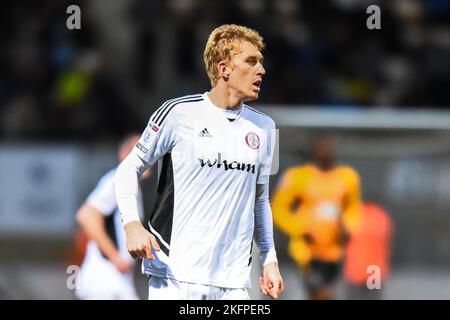 Harvey Rodgers (16 Accrington Stanley) während des Spiels der Sky Bet League 1 zwischen Cambridge United und Accrington Stanley im R Costings Abbey Stadium, Cambridge am Samstag, den 19.. November 2022. (Kredit: Kevin Hodgson | MI News) Kredit: MI Nachrichten & Sport /Alamy Live News Stockfoto