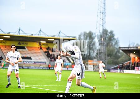 Harvey Rodgers (16 Accrington Stanley) feiert sein Tor für Accrington während des Spiels der Sky Bet League 1 zwischen Cambridge United und Accrington Stanley im R Costings Abbey Stadium, Cambridge am Samstag, dem 19.. November 2022. (Kredit: Kevin Hodgson | MI News) Kredit: MI Nachrichten & Sport /Alamy Live News Stockfoto