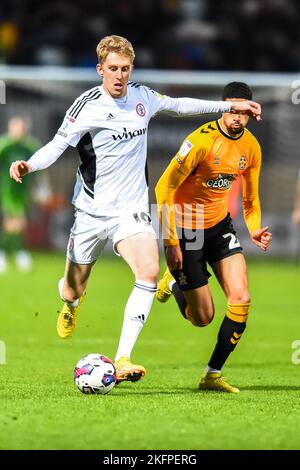 Harvey Rodgers (16 Accrington Stanley) schießt während des Sky Bet League 1-Spiels zwischen Cambridge United und Accrington Stanley am Samstag, dem 19.. November 2022, im R Costings Abbey Stadium, Cambridge. (Kredit: Kevin Hodgson | MI News) Kredit: MI Nachrichten & Sport /Alamy Live News Stockfoto