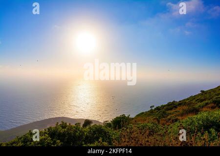 Sonnenuntergang über der Bucht von Navarino in Pylos in Messenia, Griechenland. Stockfoto