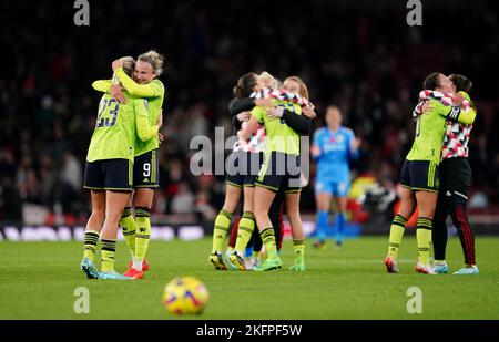 Martha Thomas von Manchester United (zweite links) feiert mit Teamkollege Alessia Russo nach dem Spiel der Barclay Women's Super League im Emirates Stadium, London. Bilddatum: Samstag, 19. November 2022. Stockfoto