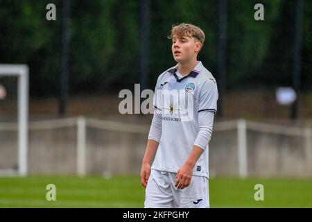 Swansea, Wales. 19. November 2022. Cameron Llewellyn von Swansea City nach dem Spiel der Professional Development League zwischen Swansea City unter 18 und Watford unter 18 Jahren an der Swansea City Academy in Swansea, Wales, Großbritannien am 19. November 2022. Quelle: Duncan Thomas/Majestic Media/Alamy Live News. Stockfoto