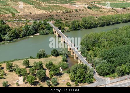 Mittelalterliche Brücke über den Ebro-Fluss in San Vicente de la Sonsierra, La Rja, sonniger Sommertag. Luftaufnahme Stockfoto