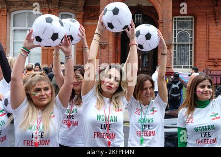 London, Großbritannien. 19.. November 2022. Iranische Frauenrechtemonstranten schließen sich vor der WM anderen Demonstranten an, während die Proteste im Land eskalieren. LGBT+-Aktivisten veranstalteten eine Demonstration vor der katarischen Botschaft, um gegen die Behandlung von Wanderarbeitern, Menschen-, Frauen- und Schwulenrechten durch das Land zu protestieren. Kredit: Elfte Stunde Fotografie/Alamy Live Nachrichten Stockfoto