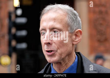 London, Großbritannien. 19.. November 2022. Der Wahlkämpfer Peter Tatchell spricht vor der katarischen Botschaft in Mayfair mit den Medien. LGBT+-Aktivisten veranstalteten vor der katarischen Botschaft eine Demonstration, um gegen die Behandlung von Wanderarbeitern, Menschen-, Frauen- und Schwulenrechten durch das Land zu protestieren, bevor am Sonntag das Eröffnungsspiel bei der Weltmeisterschaft stattfand. Kredit: Elfte Stunde Fotografie/Alamy Live Nachrichten Stockfoto